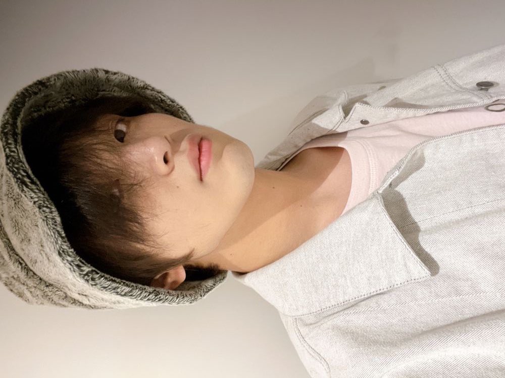 haechanunpad's tweet photo. when seeing haechan in bucket hat started to feel like apa gue peluk seharian aja ya ni orang https://t.co/vrU6vRcV5A