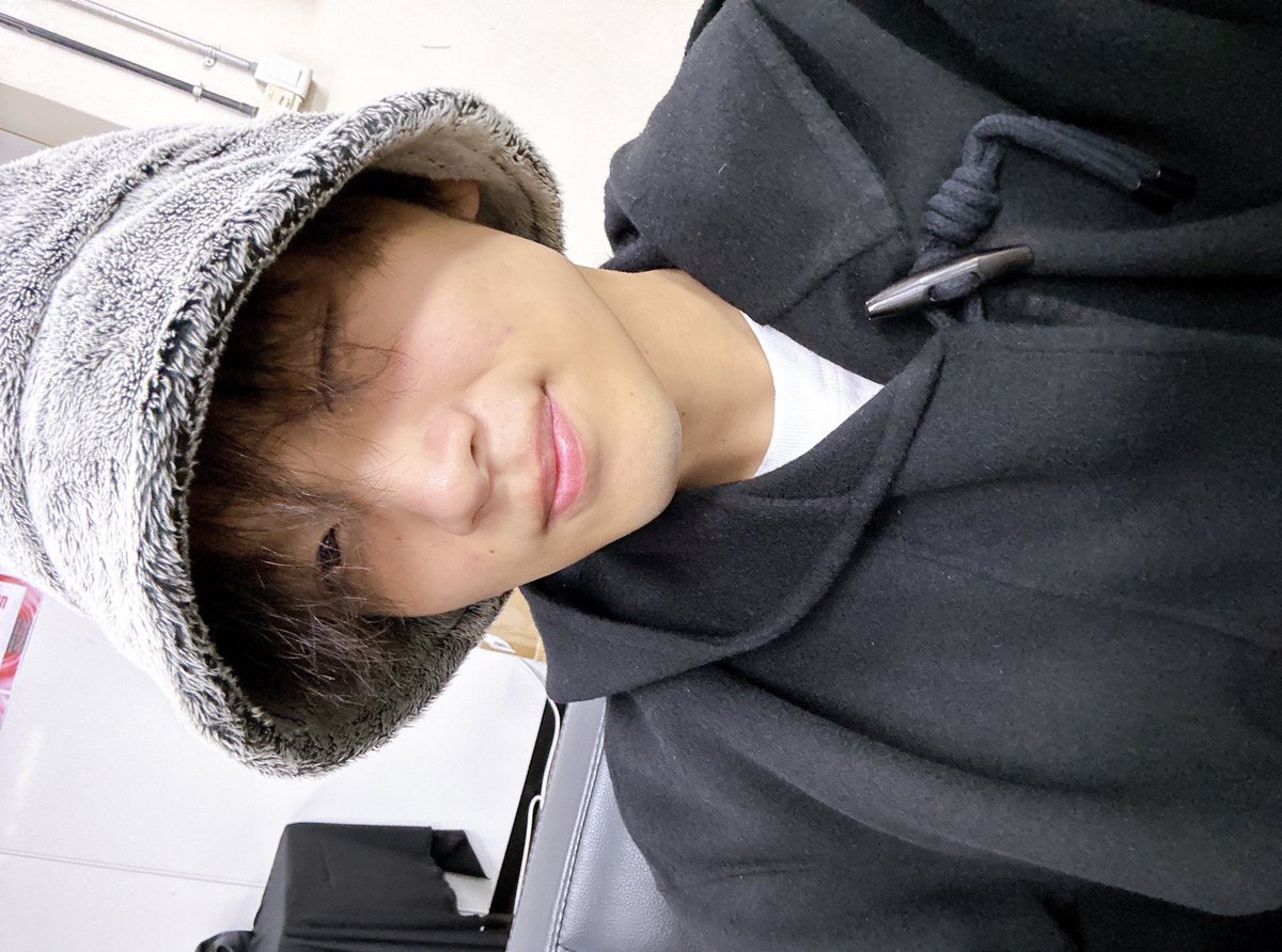 haechanunpad's tweet photo. when seeing haechan in bucket hat started to feel like apa gue peluk seharian aja ya ni orang https://t.co/vrU6vRcV5A