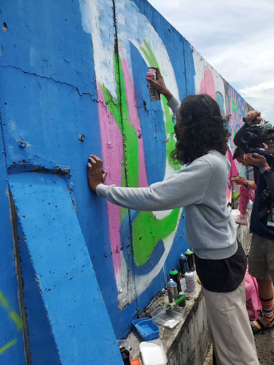 FranceJakartaID's tweet photo. 🎨 Let's go for another round of painting ! This time #ThinkCity is in Muara Baru - decorating the sea wall of Jakarta ! Our artists have a whole creative playground to raise awareness on the sinking parts of the city.

@AFD_en 
#metis 
@MarcelliJP 
@SophieChapps https://t.co/fDsIitNjgd