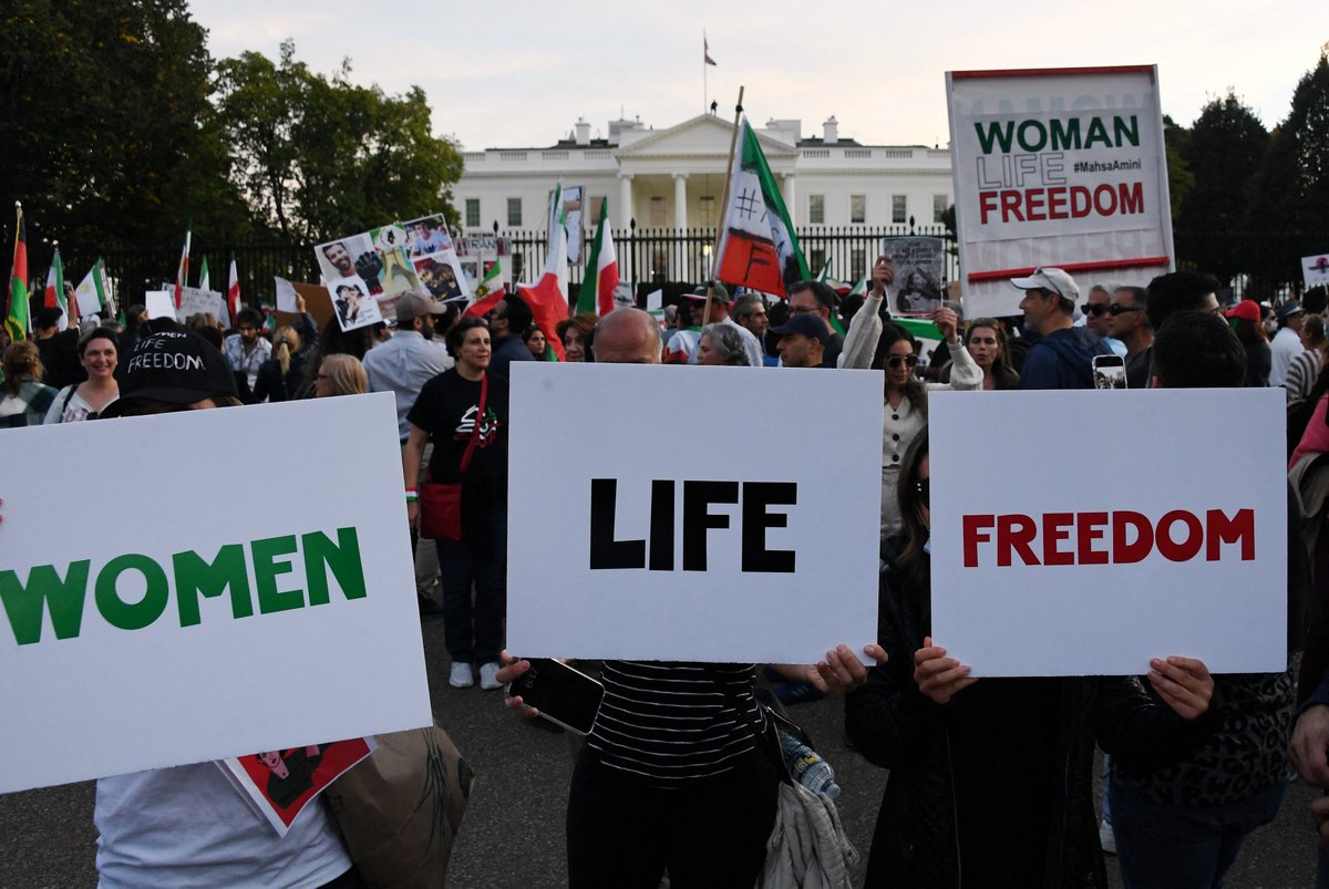 RudawEnglish's tweet photo. Protesters rallied outside the White House in Washington DC in solidarity with the protests in Iran, on October 22. 

📸: AFP https://t.co/DcPSoUIHrX