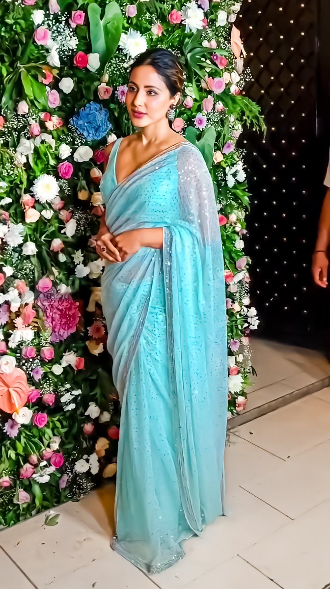 i heard twitter appreciates art ! how about hina khan's beauty ? 💙