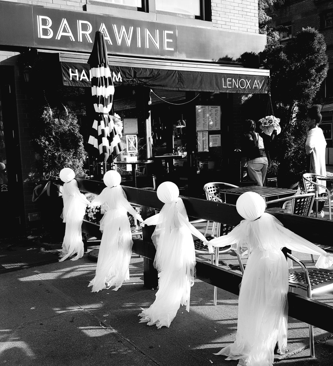 paroliro's tweet photo. Autumn 65° day in Harlem.  Halloween readiness on W. 120th St., off Lenox Ave. #halloweenharlem #barawine #adayinmycity https://t.co/niVSmFWSiV