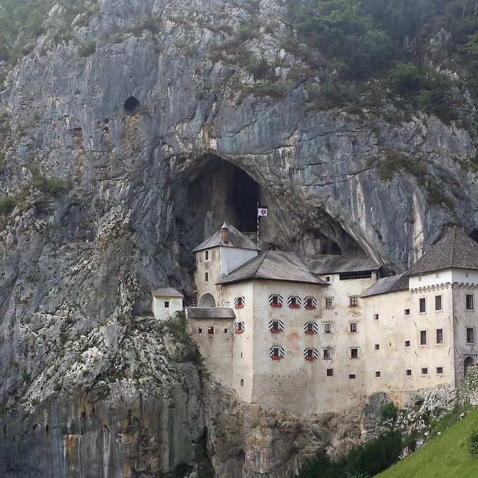 Predjama Castle is an amazing Reinassance castle built into a cave mouth in Slovenia. Many of its rooms actually lead into its caves. Photo: Mariposa.que.vuela