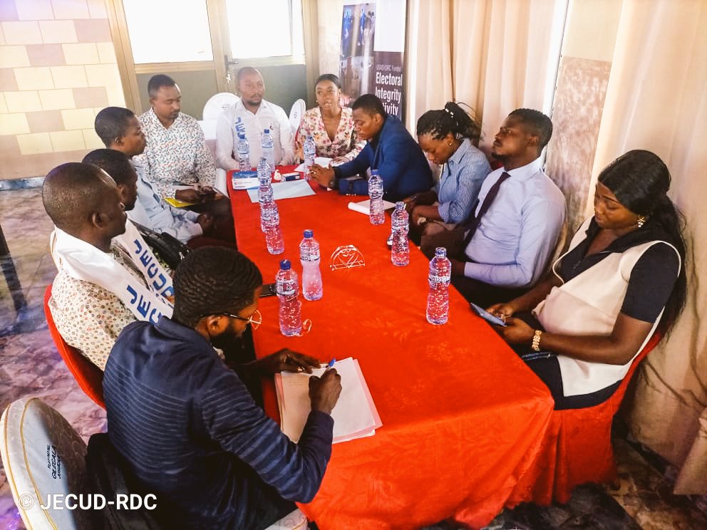 JECUD_RDC_'s tweet photo. #RDC_KINSHASA_JECUDRDC
Un nouveau vent souffle au sein de l'ONG JECUD-RDC. Une réunion de prise de conscience, de recadrage et de vision pour le Développement personnel et communautaire.
@Sambey_BEYA_B 
@DeniseNyakeru 
@FelixTshisekedi 
@UNICEFDRC https://t.co/JfBUvVXqXh