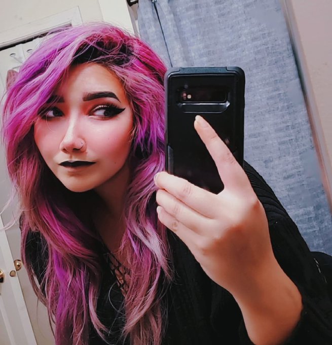 The shego lip is my favorite makeup thing to do lately https://t.co/Qnws745EyK
