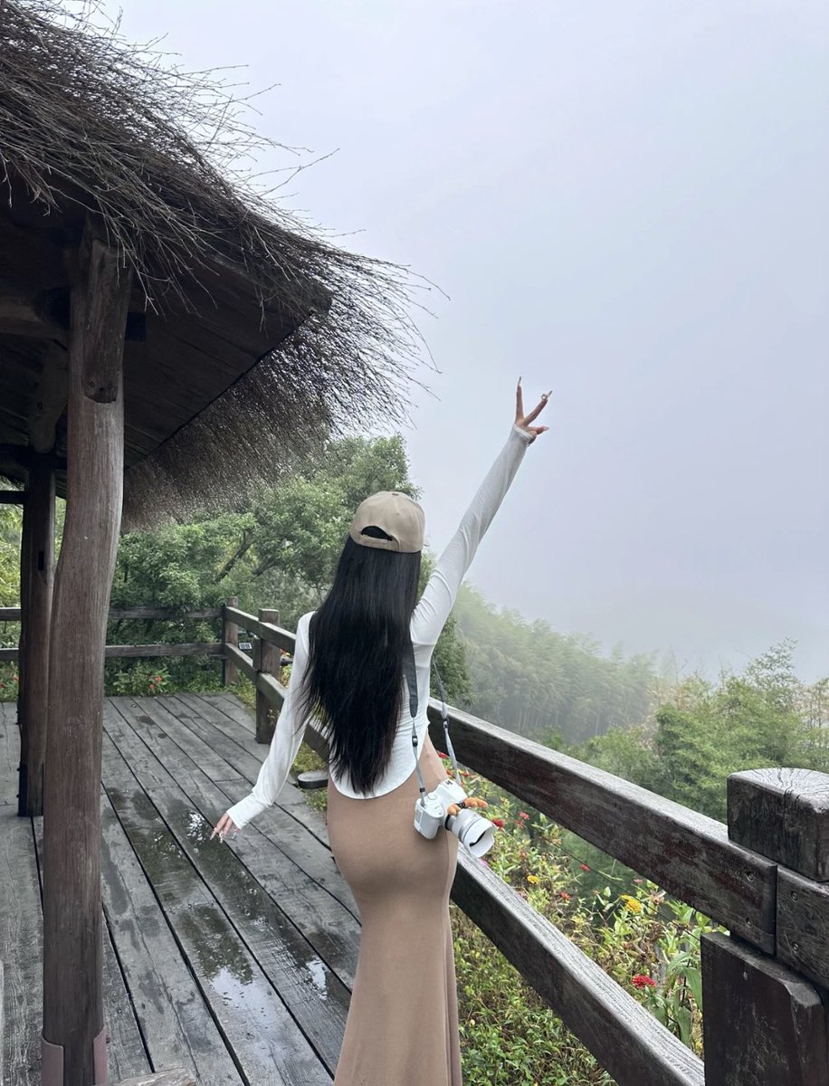 uui263's tweet photo. 执着的背后是什么 #人妻 #户外 #身材 #少妇日常 https://t.co/pse5yPplcO
