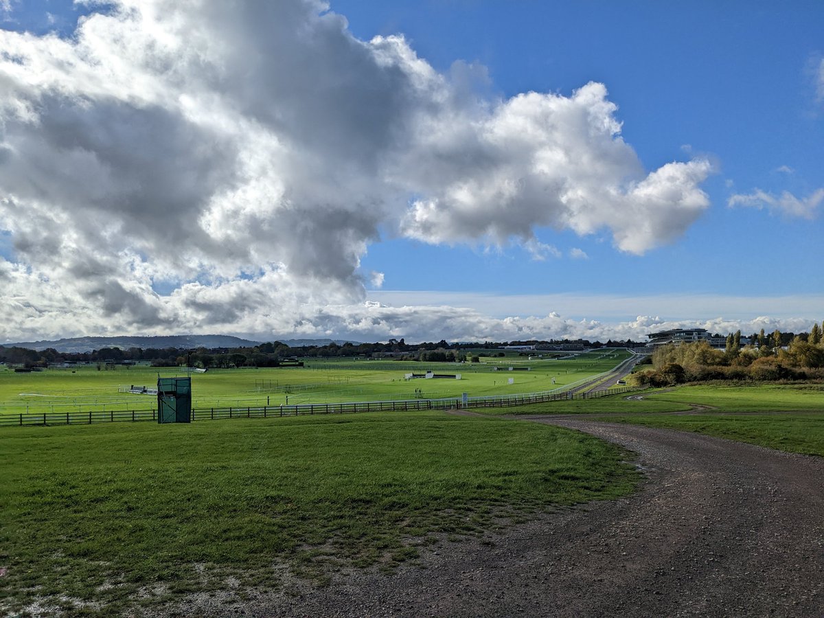 mattycharman's tweet photo. The racecourse looking stunning today. https://t.co/SaoMbHPlHa
