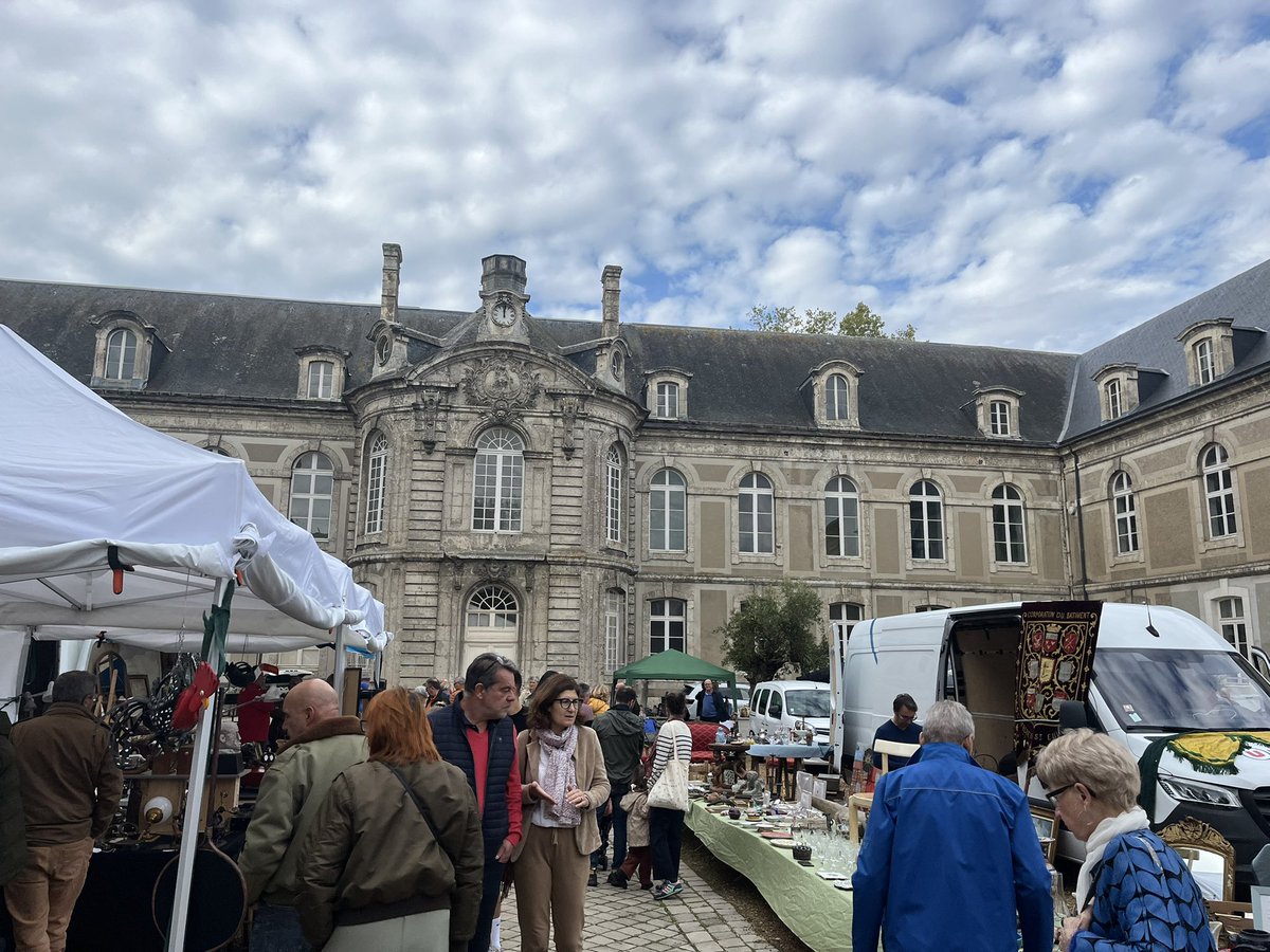 FabienVerdier28's tweet photo. Beaucoup de monde à Chateaudun pour cette 2ème brocante ce dimanche 23 octobre 2022.

36 brocanteurs professionnels sont présents aujourd’hui !

#JaimeChateaudun #Chateaudun #Maville #Dunois #Patrimoine #Miseenlumière #GrandChateaudun #Brocanteurs https://t.co/gfy0LX9LXW