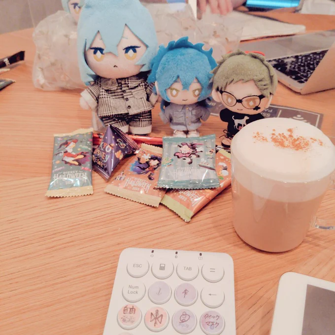 フッ軽メンとプリクラ撮って作業してきた〜〜いでぬはプリクラでもかわいいのだ皆で作業、もくりと同じ感じかと思ってたけどめちゃくちゃ捗った〜!これは良い…! 