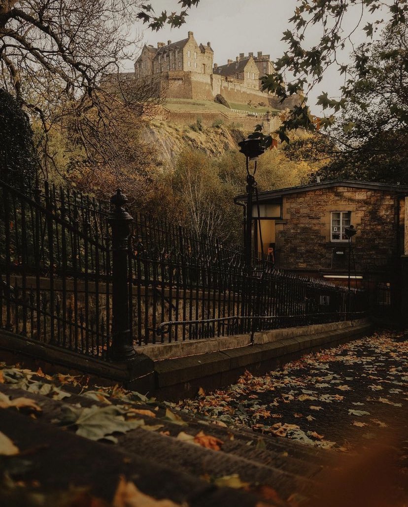 Assiko22's tweet photo. Quand la beauté de l’automne frappe Édimbourg 🍁🍂 

📷 gisforgeorgina https://t.co/jBtBqJm6ke