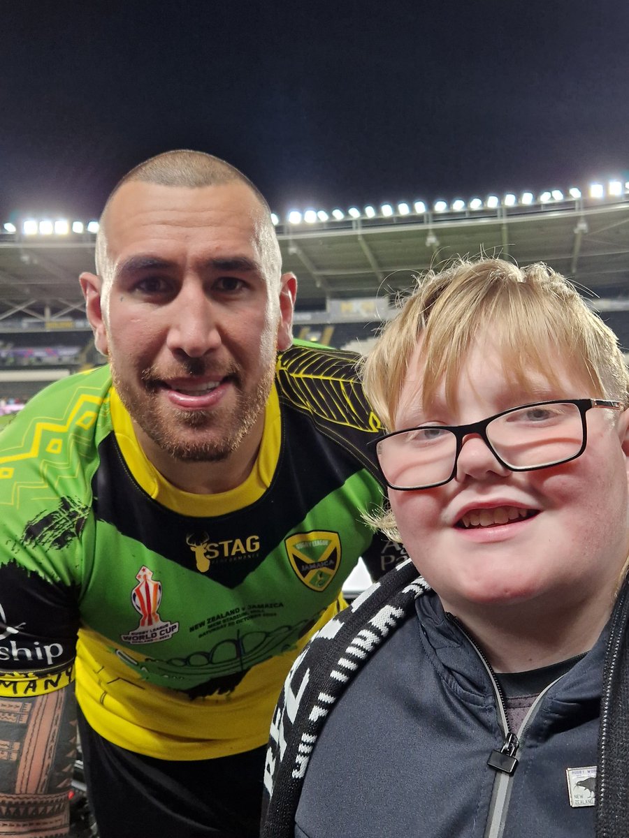 FanOfPride2014's tweet photo. @NZRL_Kiwis good of the boys to have pics with my autistic lad at MKM stadium last night. RL is his life. He loved meeting them. He loves huge props so to meet JWH and big Nelson was a dream for him. Thanks guys 🖤🤍 https://t.co/ERcBxJpAAc