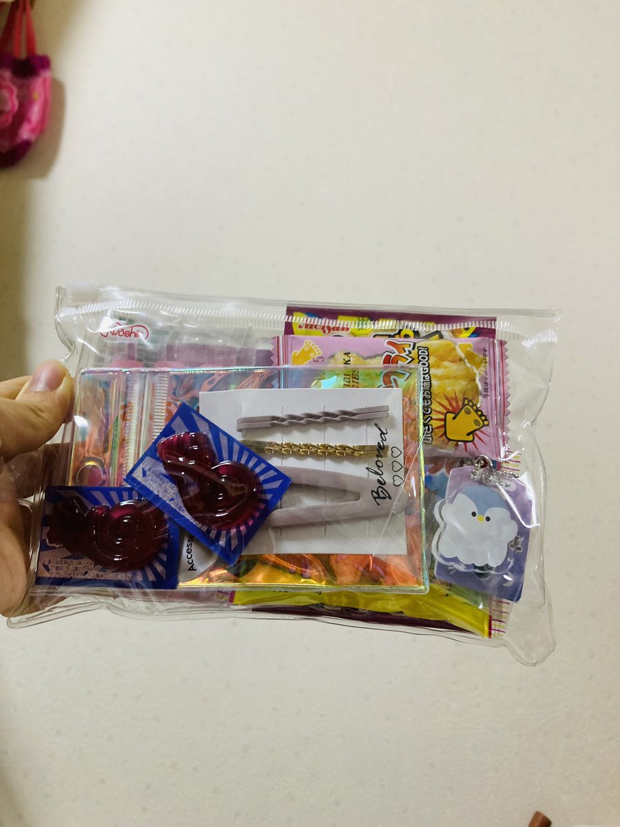 Jijochan's tweet photo. ハロウィンだからお姉ちゃんからお菓子もらった⸜( * ॑꒳ ॑*   )⸝ﾜ-ｲ
気前が良すぎて怖いような… https://t.co/lq6sQhDKWy