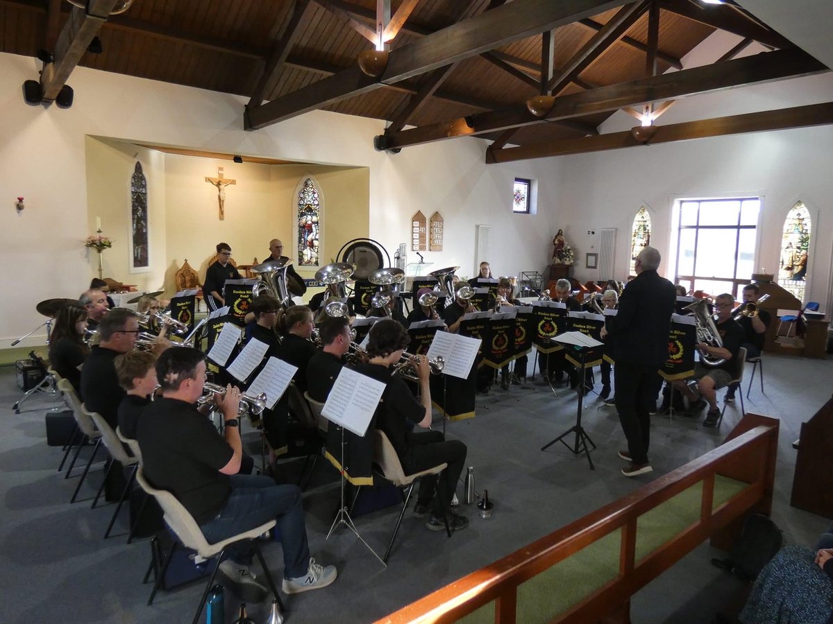 IanPorthouse's tweet photo. Very enjoyable and productive 3 days with the lovely people of Rushen Silver Band in the Isle of Man, thank you John Kinley!
Great to carry on the legacy that Richard Evans had with you for all those years!
⁦@4barsrest⁩ https://t.co/g8tMyOnQke