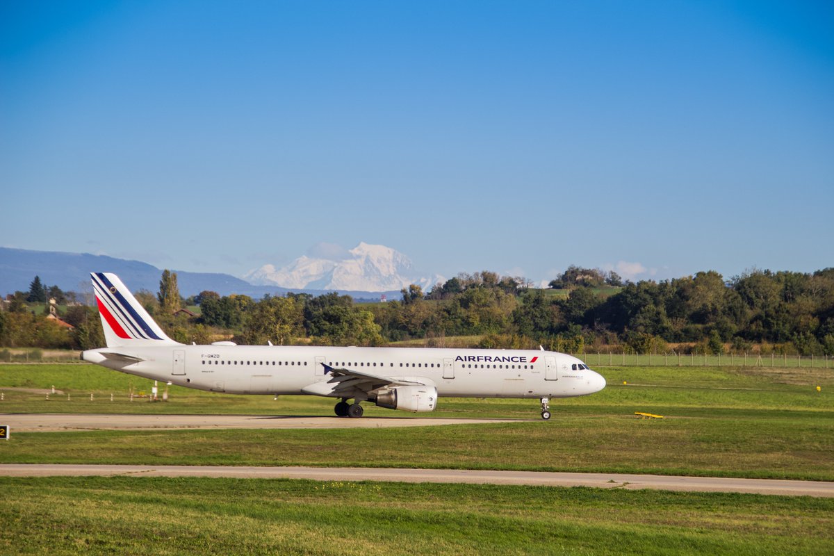 OliwalkWalker's tweet photo. Amazing visibility in Lyon Saint Exupery @lyonaeroports with the Alps in background #AerLingus #avgeek #flysmartwings #FlyBetter #AirFrance https://t.co/HEC00iXAsT