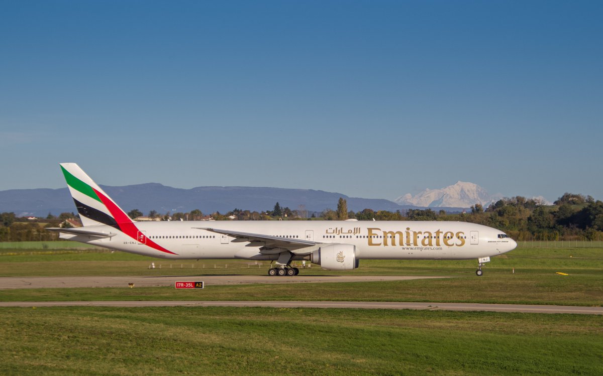 OliwalkWalker's tweet photo. Amazing visibility in Lyon Saint Exupery @lyonaeroports with the Alps in background #AerLingus #avgeek #flysmartwings #FlyBetter #AirFrance https://t.co/HEC00iXAsT