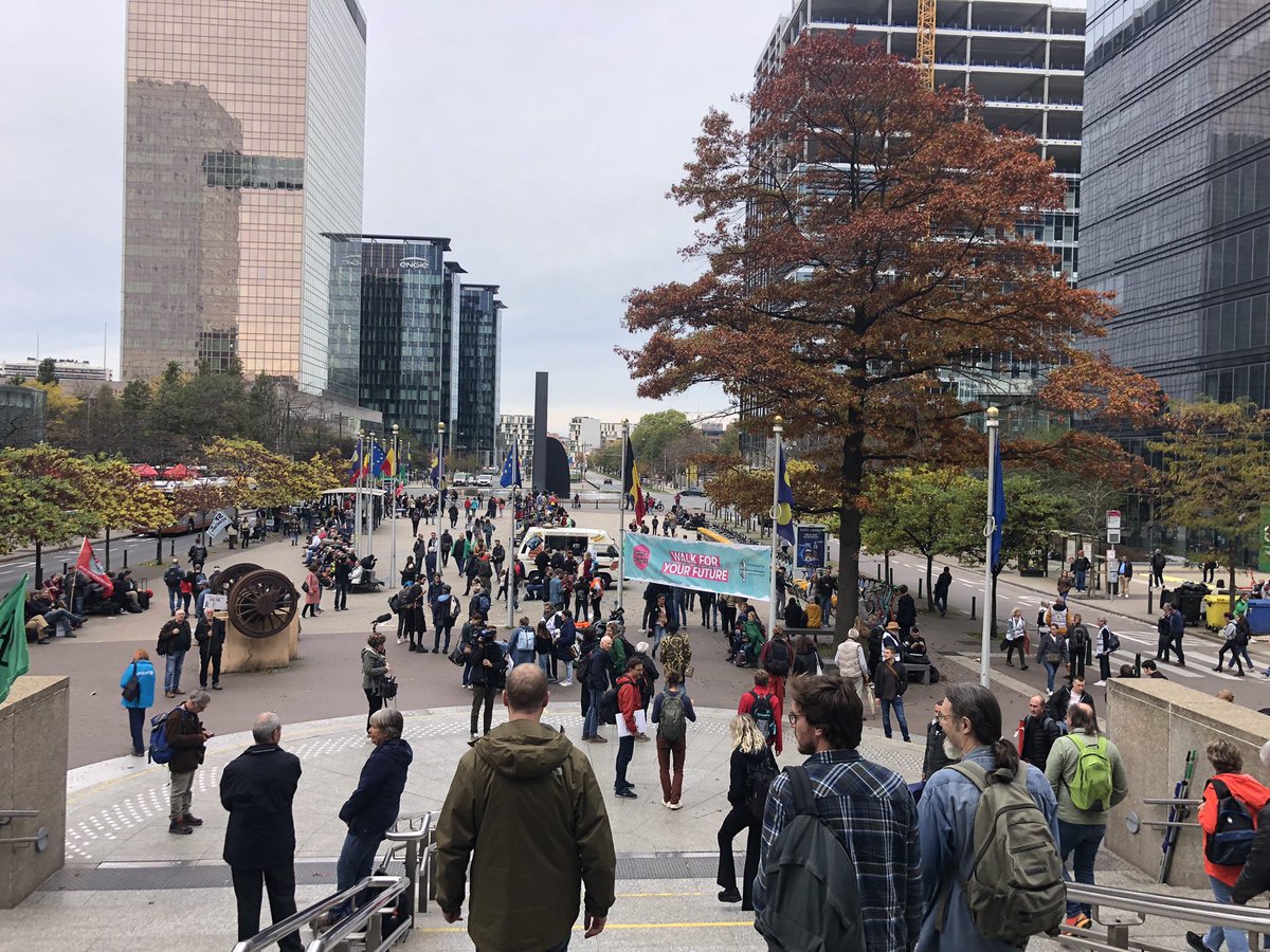 KoenStuyck's tweet photo. Gezellige drukte aan het station @BrusselNoord op zondag - meer volk stroomt toe. Er staat iets te gebeuren.
#WalkForYourFuture #StandUpForClimate @ClimateCoaliti1 @WWF_Belgie https://t.co/sdSd5r2AU0