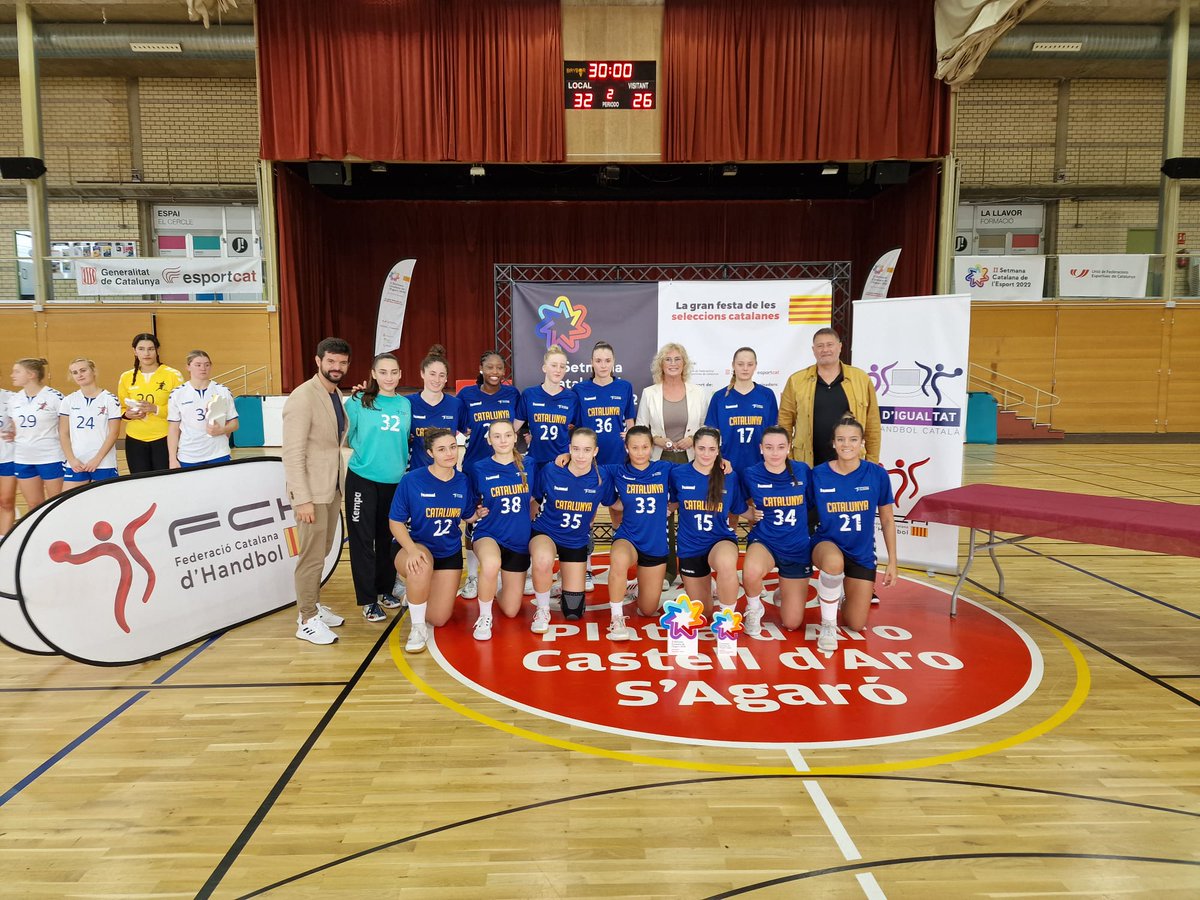 FedCatHandbol's tweet photo. Xiulet final i nova victòria de la #SCJF davant @britishhandball (32-26). L'#HandbolCatalà tanca la #SCE2022 amb un 2/2. Felicitats, equip! https://t.co/vi9ofamcn3
