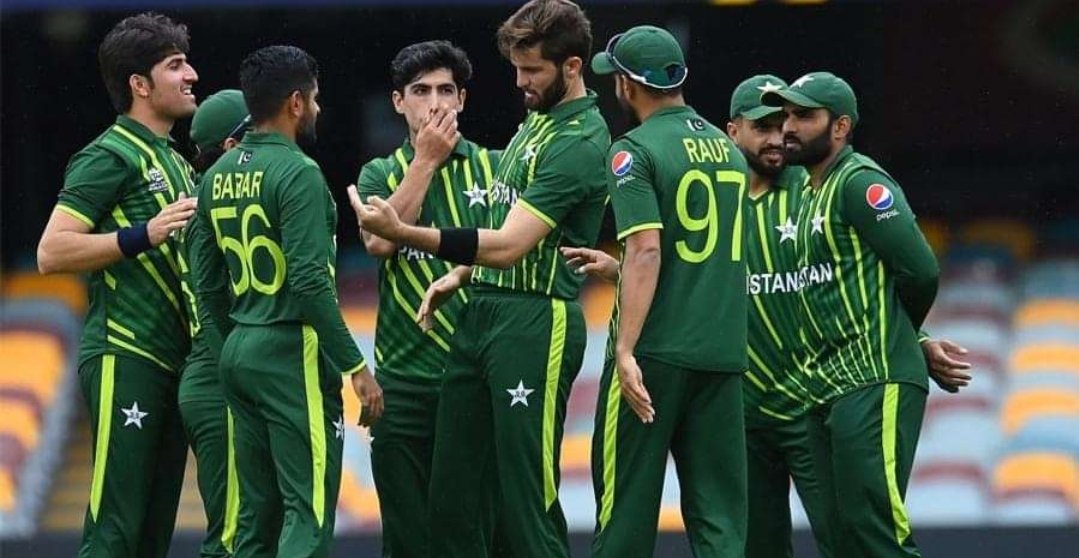 aly_kiran's tweet photo. Apko kya lag raha?
Mujy tou dar lag raha.
#PakvsIndia https://t.co/39Lye8sw9w