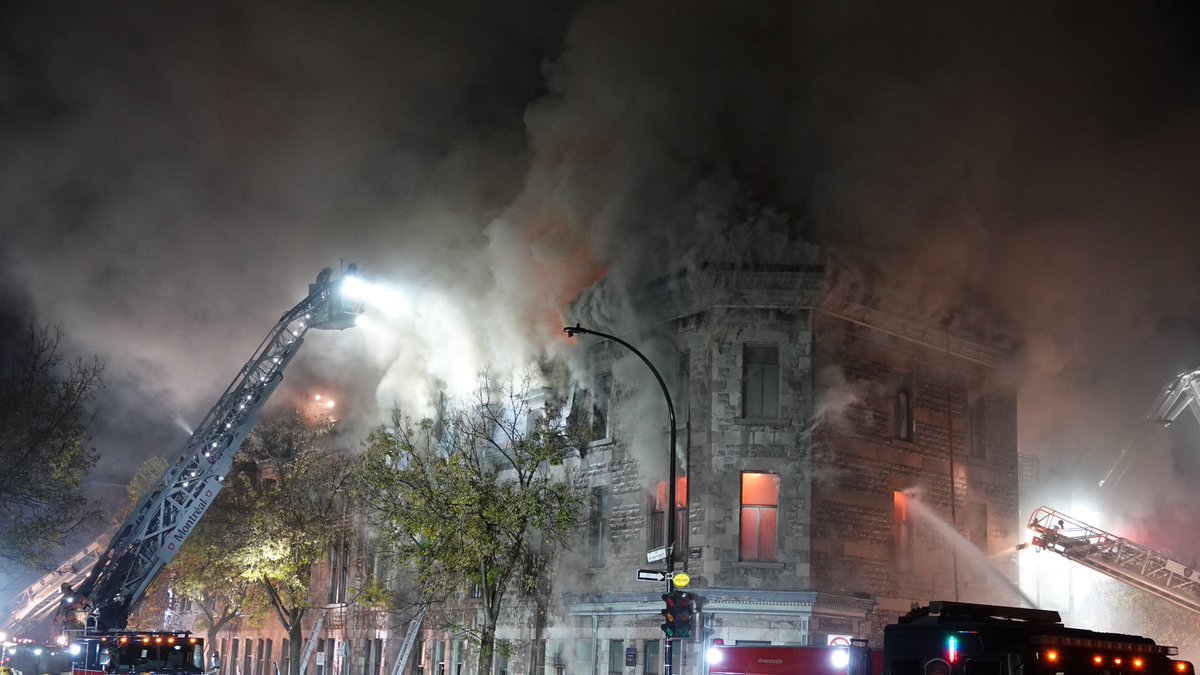 DERNIÈRE HEURE | incendie spectaculaire, 5e alarme, intersection Saint-Jacques et Lacasse. Heureusement, tout le monde a été évacué à temps. Secteur à éviter #rcmtl