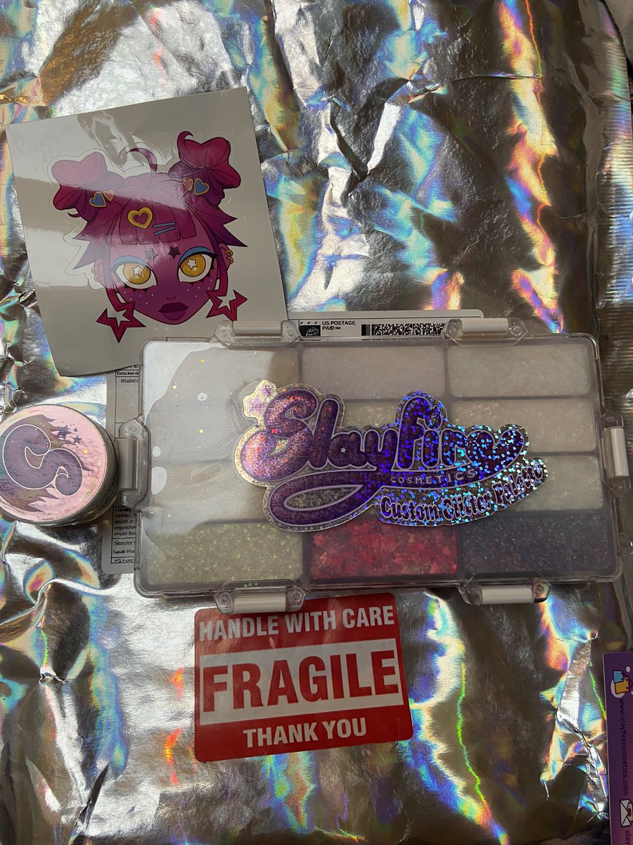 cassie_paige11's tweet photo. Not me crying like a baby when I saw my @SlayfireCo custom glitter pallet.
I am so unbelievably happy with this pallet and the quality is absolutely fantastic https://t.co/DOdUBpPxV0