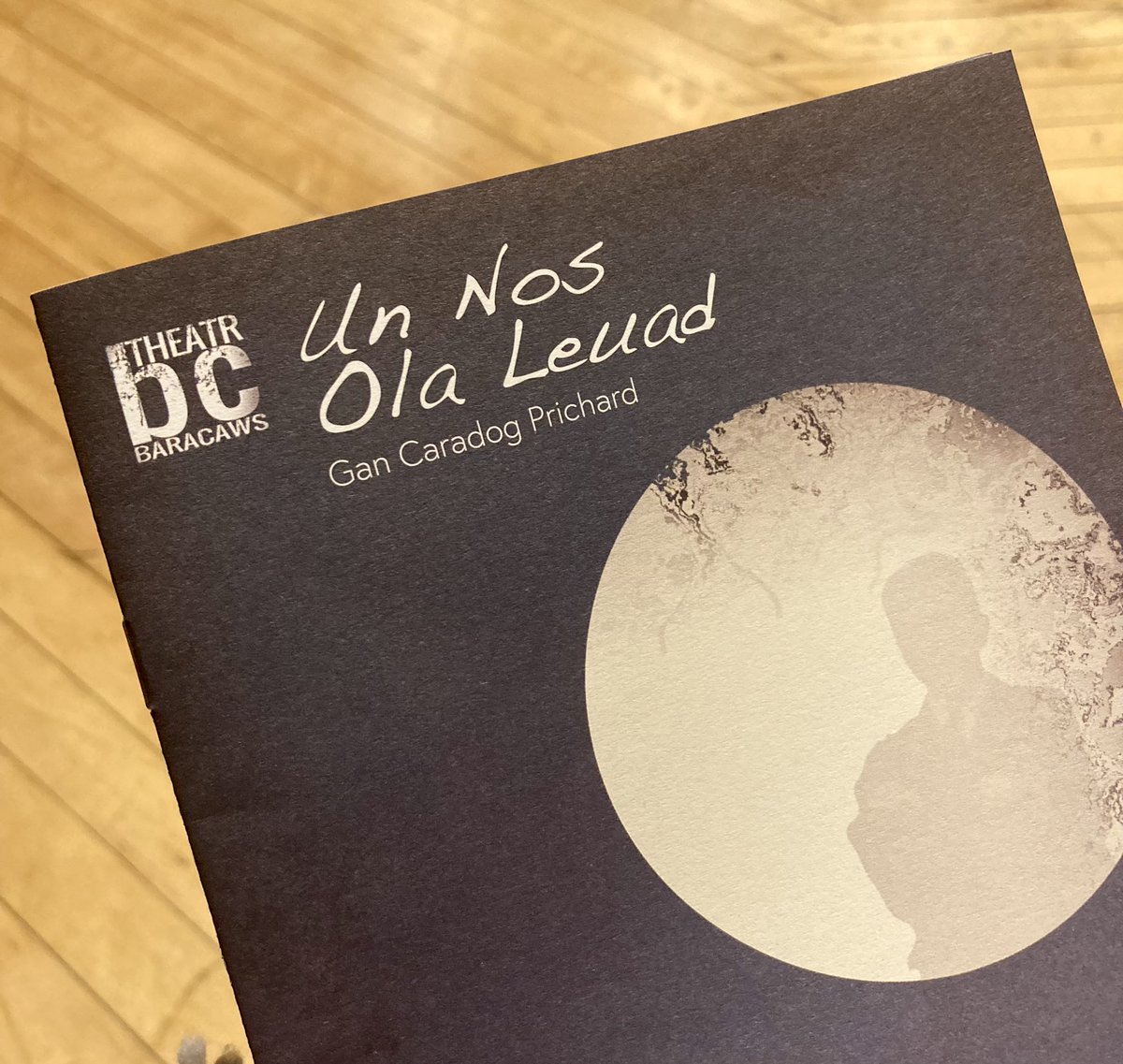 MaliLlyfni's tweet photo. Balch iawn o @owenalun8 a criw @theatrbaracaws neithiwr. Poblwc ar gyfer wythnos nesa’, wela i chi’n Gaerdydd!🎭👋🏻 #UNOL https://t.co/N6DhWYUmX0