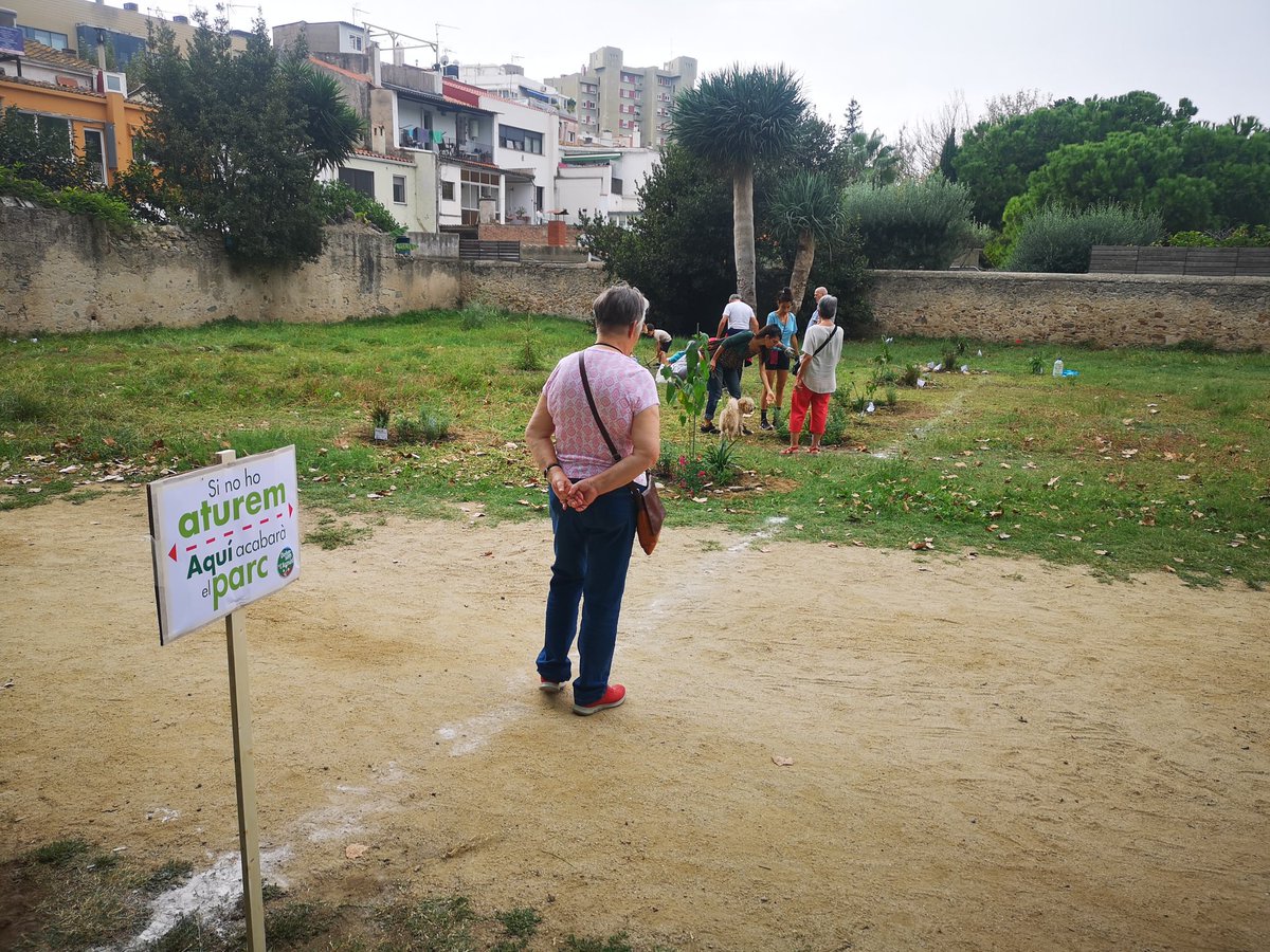 CaliuHab's tweet photo. Avui ens reunim al Parc de Ca l'Arnús per acompanyar la plantada d'arbres al solar on es vol construir i especular amb l'habitatge. Juntes lluitem contra l'especulació! 
#HabitatgeCooperatiu #Badalona 
@Defensacalarnus https://t.co/NhlAiNjGcF