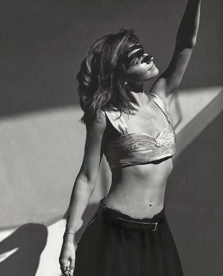 Emma Watson in a tiny bra top, showing off her sexy tummy and underarms,  not sure what more you could want on a Sunday morning! 😍😈
