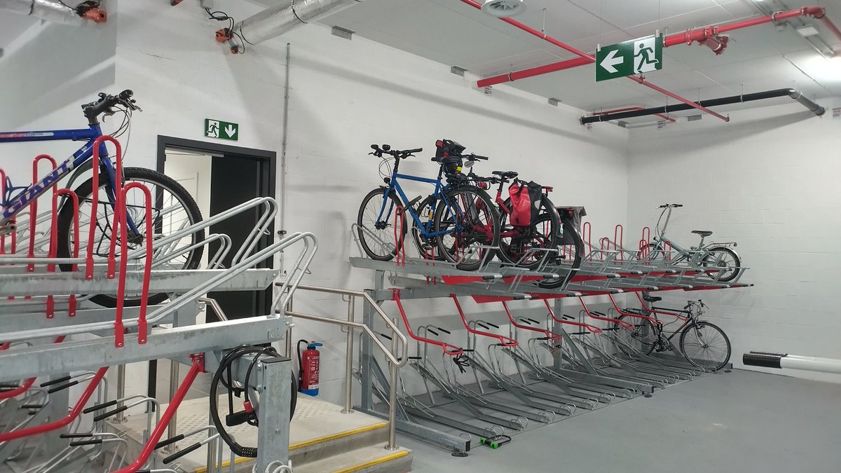 This machine fights climate change!
Veilige parking voor iedereen die met de fiets naar de klimaatmars komt <a href="/FietsersbondBE/">Fietsersbond</a> - @boltenergie