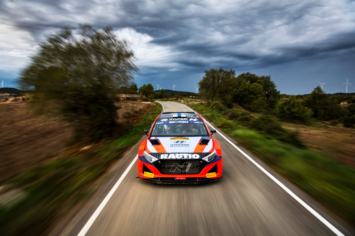 Get in there - That's a win at @RallyRACC ! 🥇🇪🇸 What a weekend, huge thanks @redgreyteam & @HMSGOfficial for the brilliant car and Mikko for the great co-driving 🤝 📸: Jaanus Ree / Red Bull Content Pool #HyundaiMotorsport #RedGreyTeam #MRautioOy #WRC #RallyRACC