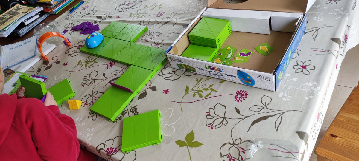 DUPUYFrdric1's tweet image. Quand ton fils redécouvre les fondamentaux en fouillant des tes armoires... #robotiqueeducative #programmation