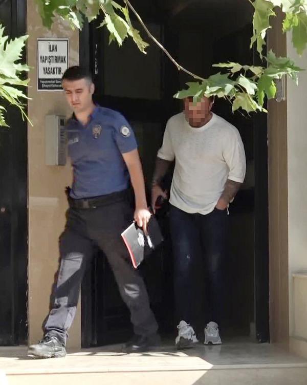 AntalyaHakkinda's tweet photo. Antalya’da lise öğrencisi Yiğit Kalpak’ın (17) ziyarete gittiği Almanca öğretmeni H.G.’nin (30) evinde cansız bedeni bulunması sonrası gözaltına alınan 5 arkadaşı ile öğretmeni, adli kontrol şartıyla serbest bırakıldı. https://t.co/Q0zvurLzn4