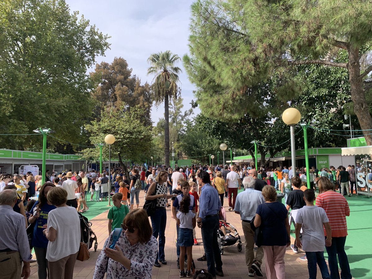FundacionSeneca's tweet photo. ¡Cómo nos gusta ver el Jardín Botánico del Malecón lleno de pequeños y mayores interesados en la ciencia!🤩
#secyt22 https://t.co/BoFCa7XaK1