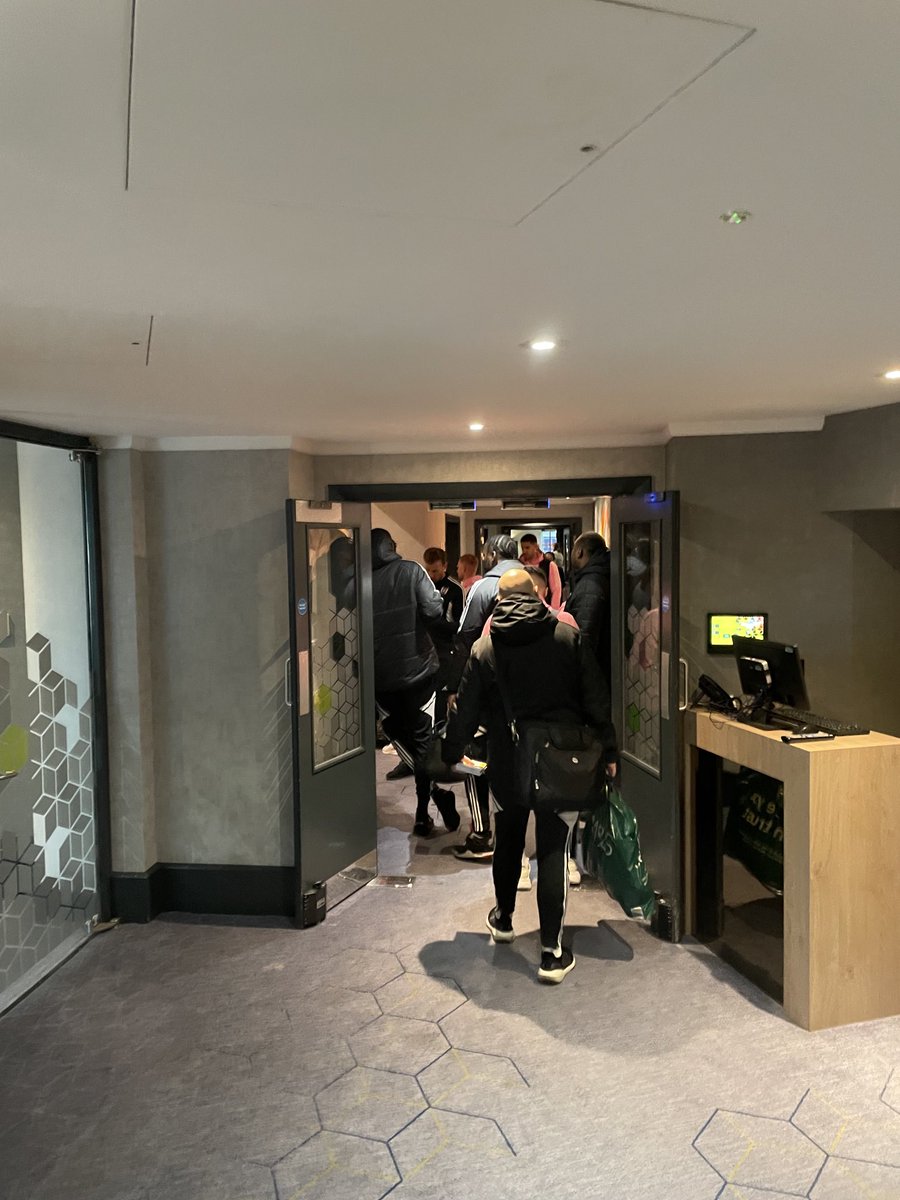 ffcgent's tweet photo. Nice to see the team at our hotel. https://t.co/Xyk015CknZ