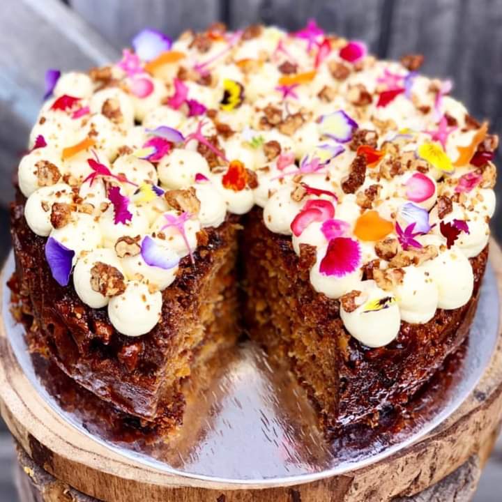 ecomvo's tweet photo. Supersize Carrot Cake hosting secret Caramel Glaze, Cream Cheese Icing & Candied Walnuts ~ Perfect for every occasion 🌸 ~ Giddy up!
#carrot #cake #caramel #glaze #creamcheese #sweet #treats #paddockbakery #burleigh #goldcoast #bakery #instagood #food https://t.co/UulddPd8n7