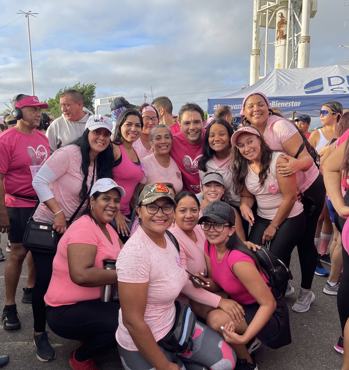 eparaqueima's tweet photo. Ya casi arrancamos la #CarreraRosa 👍🏻 Se siente la buena vibra de nuestra gente!! Vamos por esos 10KM https://t.co/MWSbj5KICf