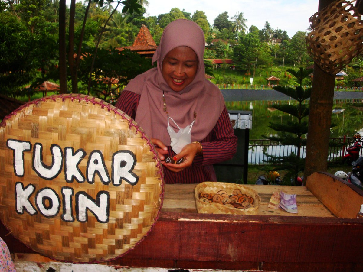 tyara_galuh's tweet photo. 📍DESA WISATA LEREP, Ungaran Barat.

[ A THREAD ]

Wisata jajanan ndeso, yang cara pembelian dan pengemasannya juga masih asli ndeso. 

Transaksi jual beli di sini menggunakan kepengan kayu 5 ribu, dan 10rb. Di awal masuk ada tempat penukaran uang tunai ke uang kepeng. https://t.co/KlmA2PuLmr