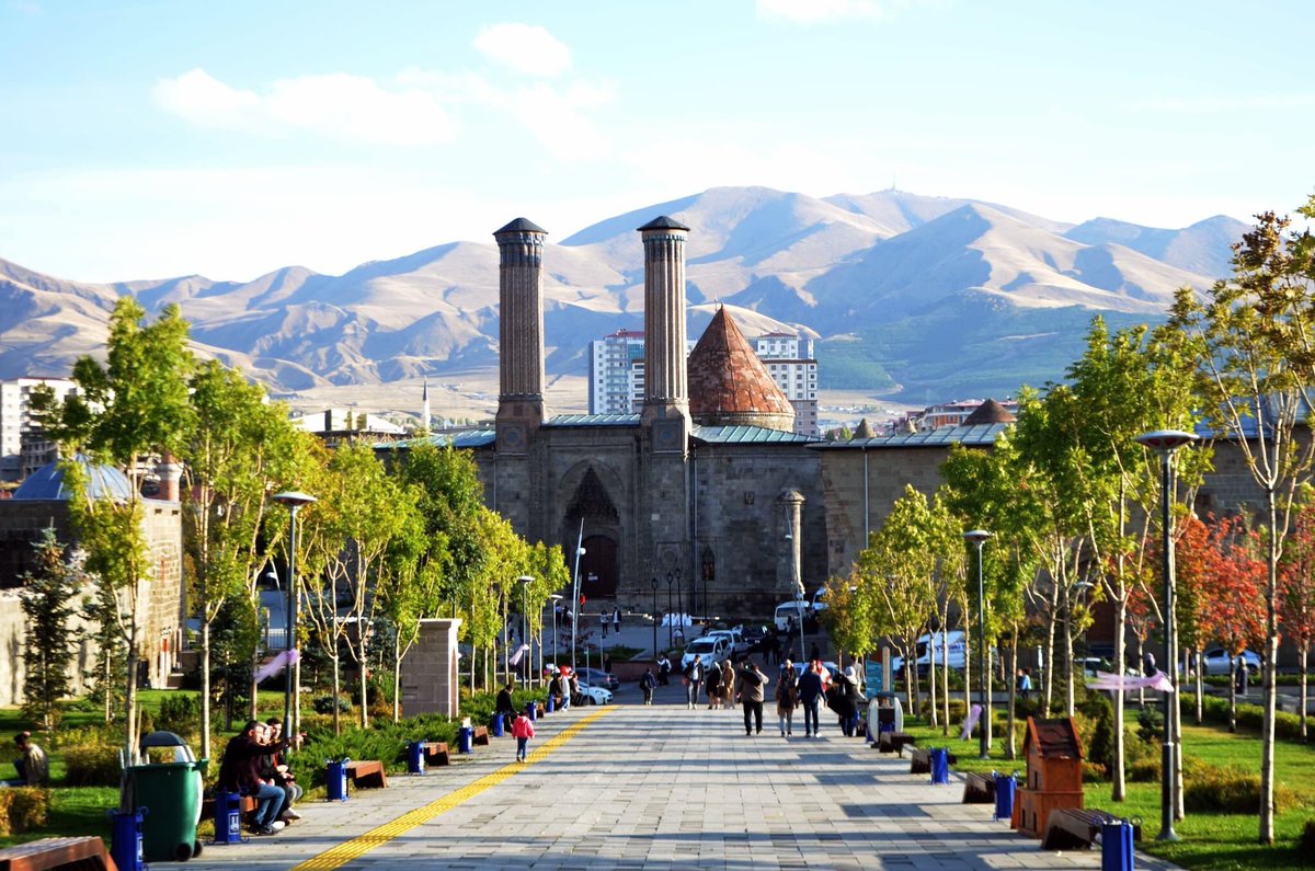 "Bir şehri sevmek..."
Şairin dediği gibi, sevmekte yorulur?

#ÇifteMinareliMedrese | #Erzurum         <a href="/dadaslargrubu/">Dadaşlar Grubu</a> <a href="/BBErzurumspor6/">Bir ERZURUM meselesi</a> @Erzurum_Erz25 <a href="/kalepasinler/">Dadaş</a> <a href="/DadasRuhu/">Dadaş_Ruhu 🇹🇷💙🤍</a>