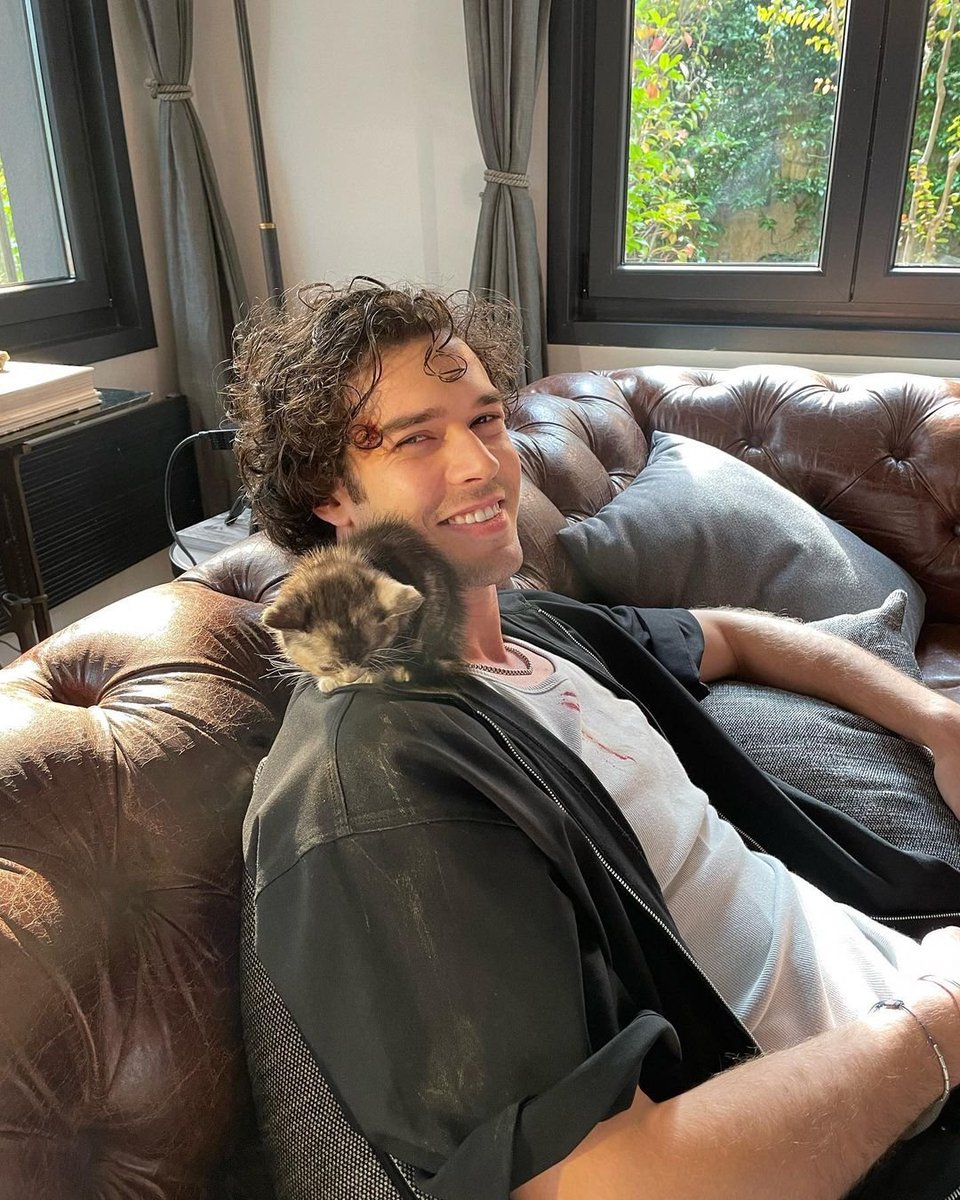 masqturkia's tweet photo. 📷 | Feliz domingo #aytaçşaşmaz y su dulce gatito 🐈 🌅
#cat #günaydın #goodmorning #turkishseries #seriesturcas #dizi #turkeyactor #turkey🇹🇷 https://t.co/dYasNgGi9e