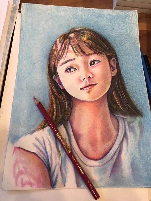 在廊ちうに描いてる絵。今月の教室課題。教室中にチョコっと描いて絵に加筆。#色鉛筆画 #林亮太 #5色描画 #人物画 #Artbeans 