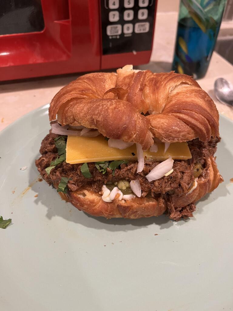 sandwichrecipez's tweet photo. Braised beef on croissant https://t.co/Fxud6YykM5