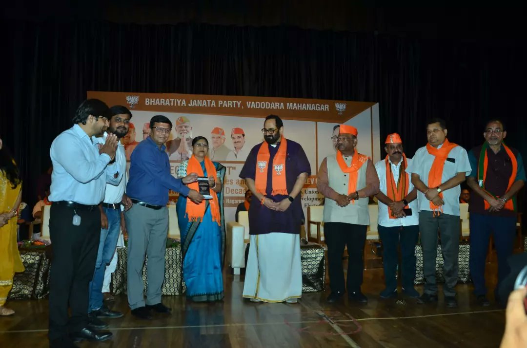 ajay_8582's tweet photo. #PUPride
Our 06 Incubated Startups were felicitated by Hon'ble Minister Shri Rajeev Chandrasekhar (Hon. Minister of State For Skill Development and Entrepreneurship and Electronics and IT, Government of India)
@ParulUniversity https://t.co/mTKas7hxWp