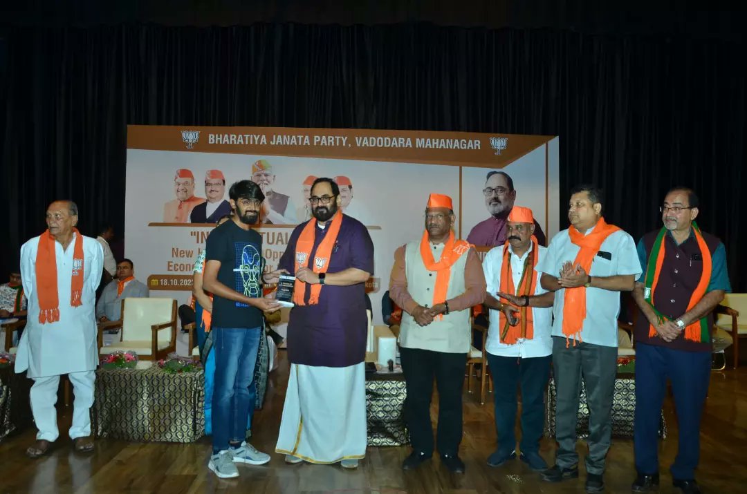 ajay_8582's tweet photo. #PUPride
Our 06 Incubated Startups were felicitated by Hon'ble Minister Shri Rajeev Chandrasekhar (Hon. Minister of State For Skill Development and Entrepreneurship and Electronics and IT, Government of India)
@ParulUniversity https://t.co/mTKas7hxWp