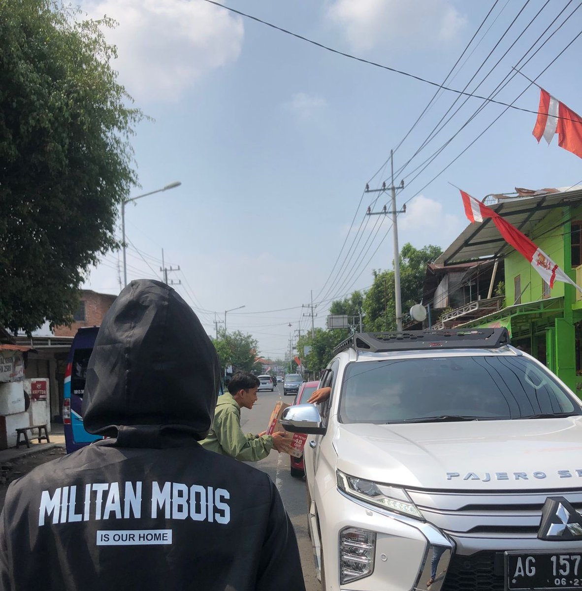 Militan_Mbois27's tweet photo. Galangdana Bonek Peduli Bencana alam Indonesia 🌻
Jangan lelah untuk peduli sesama!
Bonek Bukan yang terbaik tapi Bonek ingin jadi yang lebih baik lagi✊
#BonekPeduli #FootballForHumanity https://t.co/tgJ9wgAnWY