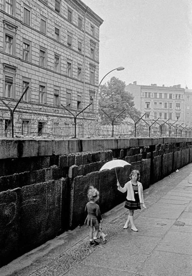 . Thomas Hoepker 📸🌼 Children playing on the western side of the Berlin Wall