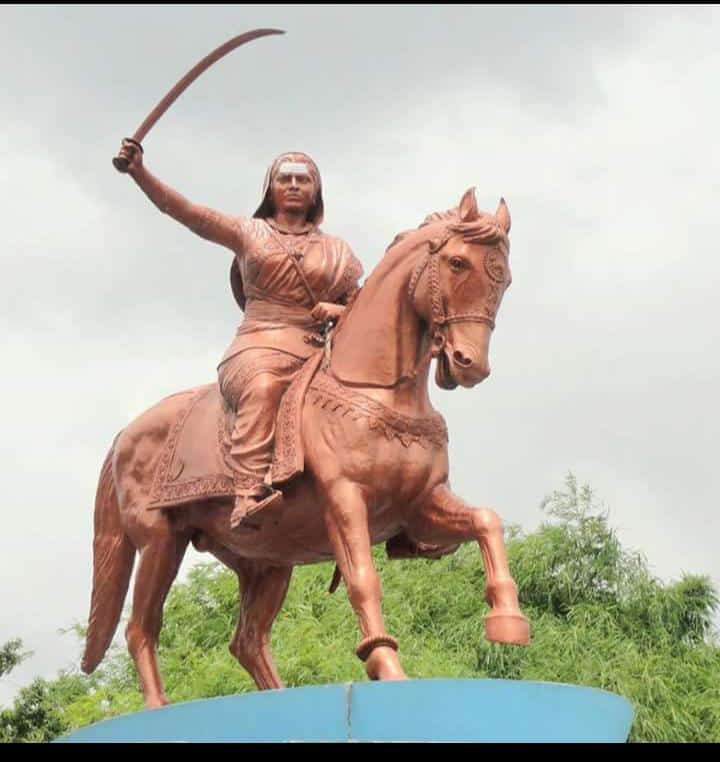 SaifanJetagi's tweet photo. ಸ್ವಾತಂತ್ರ್ಯ ಸಂಗ್ರಾಮದ ಮೊದಲ ಮಹಿಳಾ ಹೋರಾಟಗಾರ್ತಿ, ಕನ್ನಡ ನಾಡಿನ ಹೆಮ್ಮೆಯ ವೀರವನಿತೆ, ಕಿತ್ತೂರು ರಾಣಿ ಚೆನ್ನಮ್ಮ ಅವರ ಜಯಂತಿಯಂದು ಅನಂತ ಕೋಟಿ ನಮನಗಳು.

ತನ್ನ ದಿಟ್ಟ ನಿರ್ಧಾರಗಳ ಮೂಲಕ ದೇಶದ ಸ್ವಾತಂತ್ರ್ಯದ ಪ್ರಗತಿಗಾಗಿ ಶ್ರಮಿಸಿದ ಅವರ ಸೇವಾ ಮನೋಭಾವವನ್ನು ಗೌರವಪೂರ್ವಕವಾಗಿ ಸ್ಮರಿಸುತ್ತೇನೆ. " ಜೈ ಚೆನ್ನಮ್ಮ " https://t.co/ay2EOVOaDo