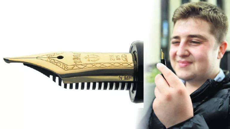 Yeğenim Ahmet Çarpık, Hacettepe’de öğrenci ve henüz 21 yaşında. Türkiye’de  mesleğinin erbabı sadece 2 kişiden biri.  <a href="/nibworks/">nibworks</a> 

Dolma kalem uçlarını törpüleyerek koleksiyonerlere özel işler yapıyor. 

Bugün Milliyet’in konuğu. Meraklısına. 👇

🔗 milliyet.com.tr/amp/yazarlar/m…
