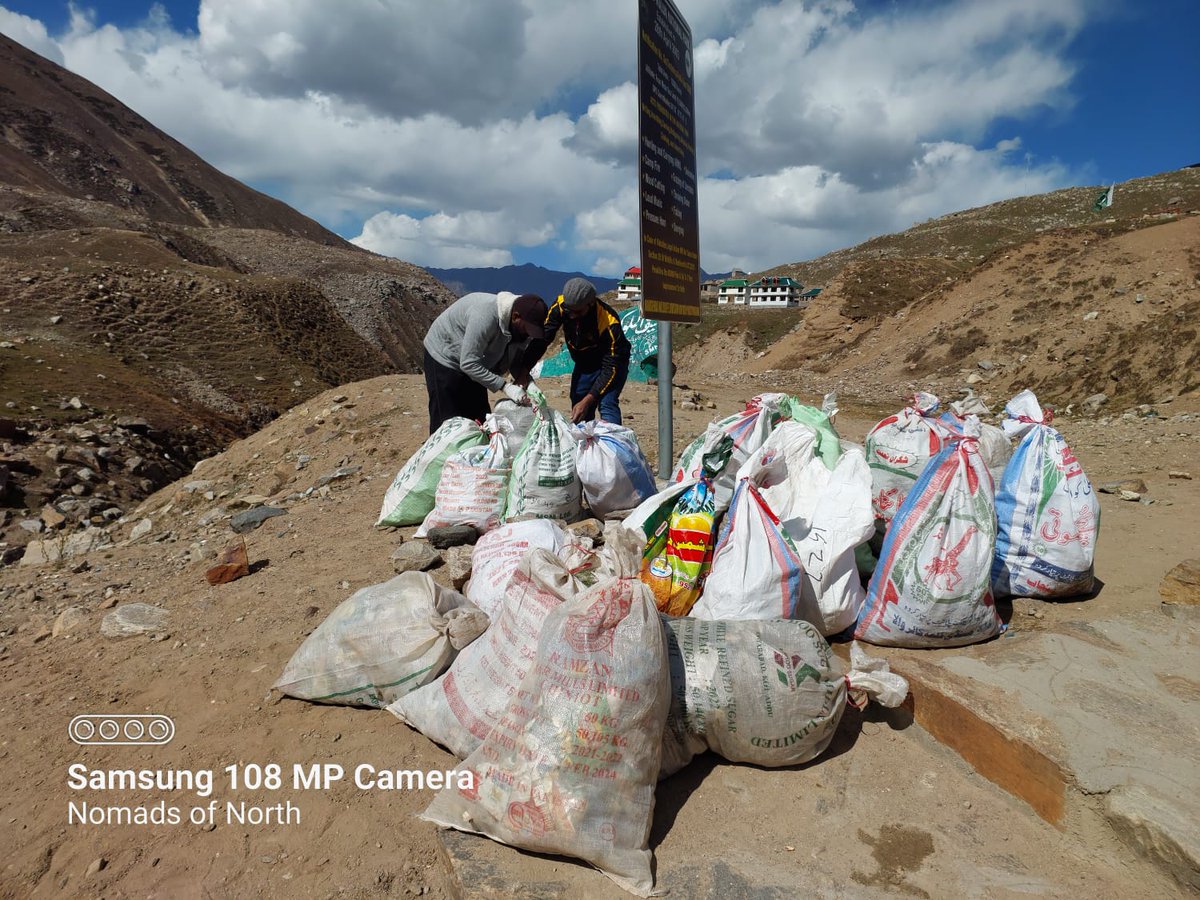 EcoVibeExplorer's tweet photo. It is the 4th consecutive year that @BakhatNasr and his team went to Naran for cleanliness campaign and he's delighted to notice that Saiful Malook was quite clean this year than previous.
This shows that their campaign & message is working quite well ππ
#KeepPakistanClean https://t.co/8CJknBOwTu