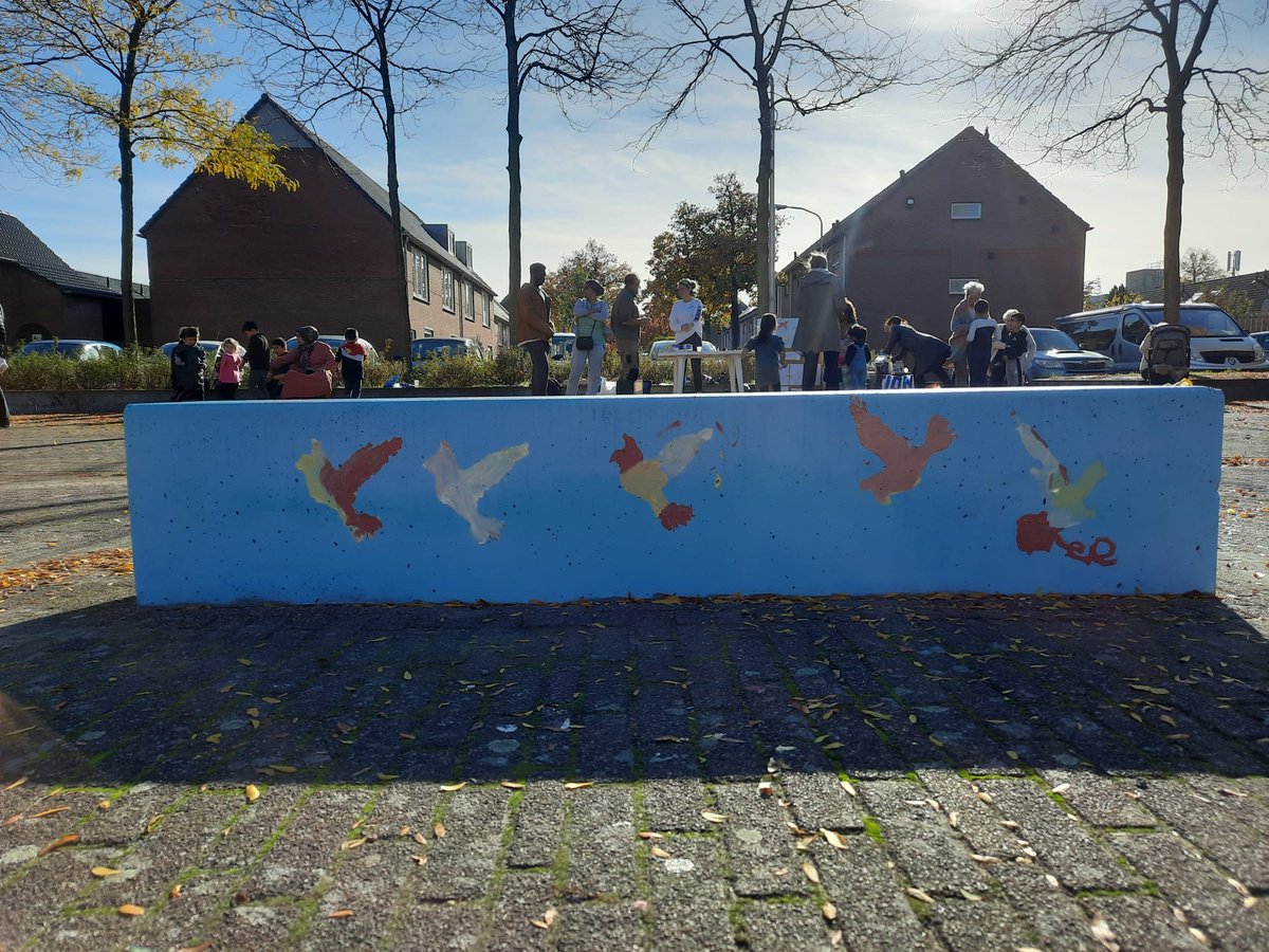 Woensdagmiddag hebben kinderen en bewoners van het Potgieterplein #nijmegen samen met kunstenaars van Hubert  het plein extra kleur hubertnijmegen.nl/over-ons/
Ook Bindkracht10 was erbij #willemskwartier
