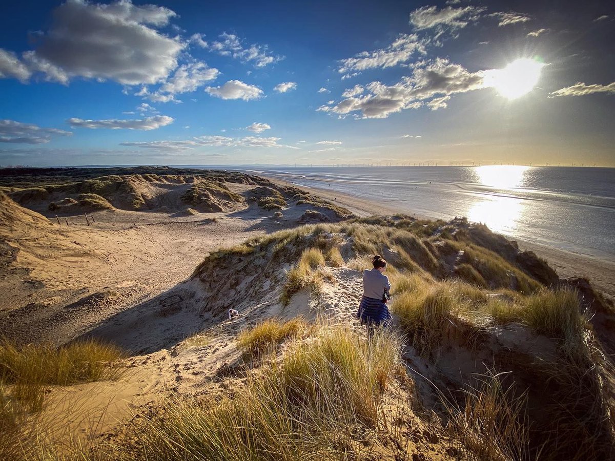 Happy Sunday! 😊 With its high sand dunes, Formby Beach is a real haven for both people looking for peaceful walks and the wildlife that lives there 💚. What are your favourite spots to escape into nature? 📍 Formby Beach, Merseyside 📸: IG / atingslife #VisitEngland