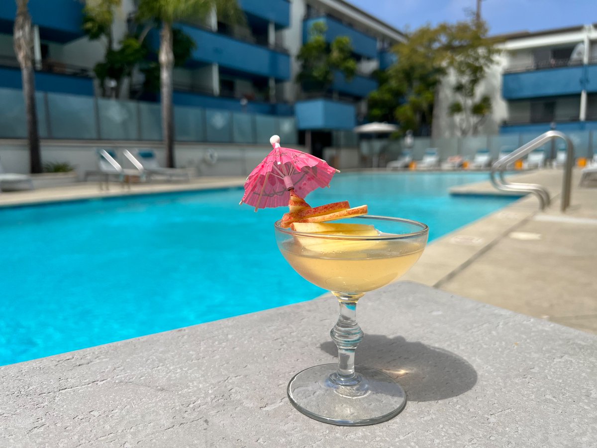 Blue flower punch 🍹 

Blue flower . 5oz
Evans william honey liq or honey syrup 1oz 
Lemon juice .75oz
Garnish lemon zest/peal 
(Apple slices optional )
Hard shake 
Splash soda 
<a href="/Q_Sterling/">Arlo Quentin Sterling</a> 
#baijiucocktail #vodka #WhiskeyAndWine #whiskey #Tequila #laobaigan #sundayvibes